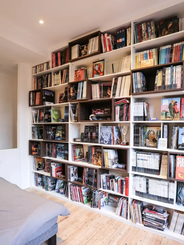 Bibliothèque en bois sur mesure sur toute la largeur du mur