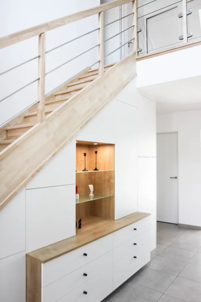 Placard d'entrée sous escalier sur mesure blanc et bois