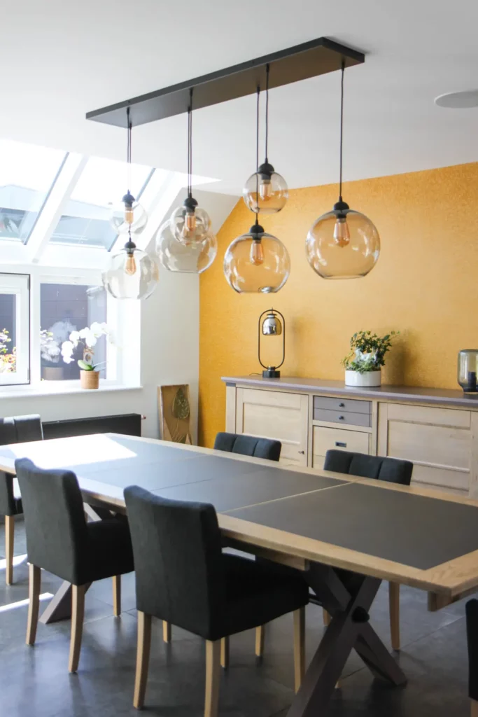 Transformation de l'espace séjour, meubles modernes et mur jaune