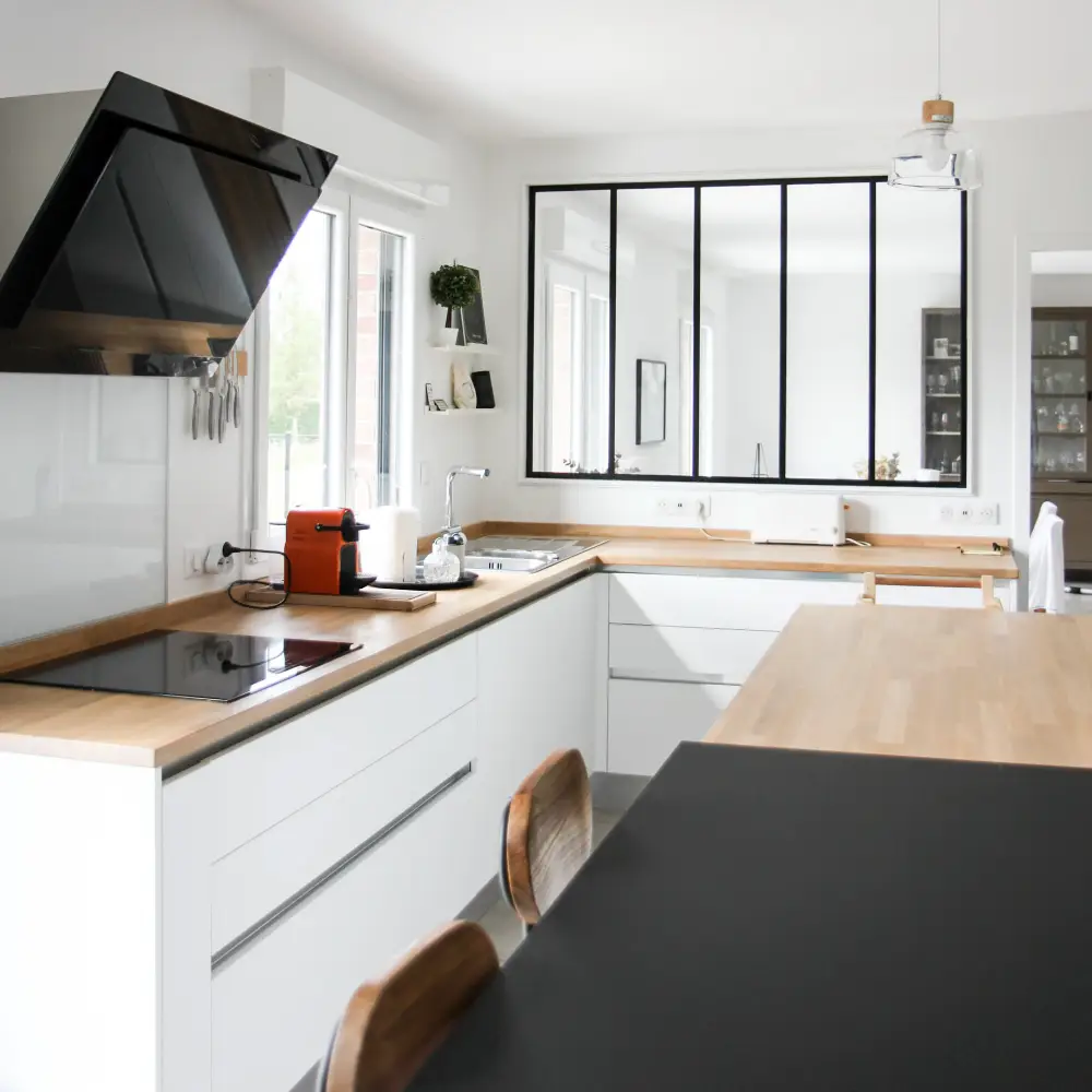 Espace cuisson cuisine blanche et bois