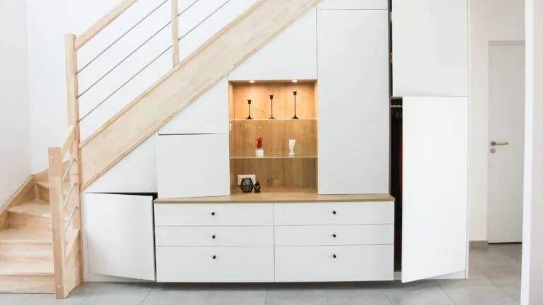 Meuble sous escalier : entrée élégante et pratique - Coupet Meuble sous ...